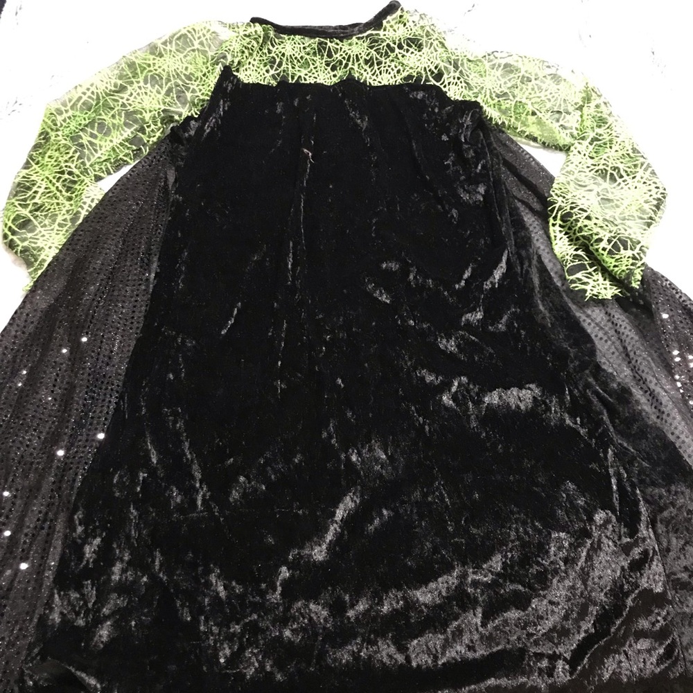 Witches Costume with Removable Cape. EUC!